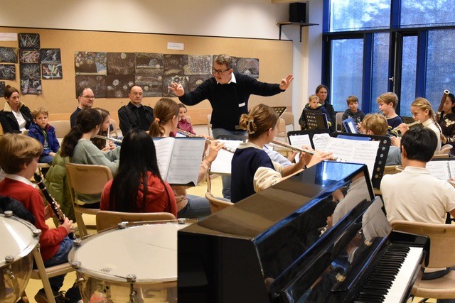 Orchesterprobe mit Musiklehrer Konrad Preuß.jpg